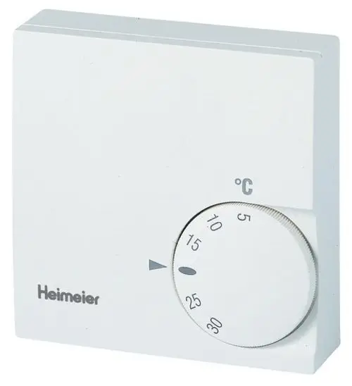 Weißes Raumthermostat mit Drehregler zur Temperatureinstellung, montiert an einer Wand. Produkt von IMI Hydronic Engineering. Temperaturbereich von 5 bis 30 °C.